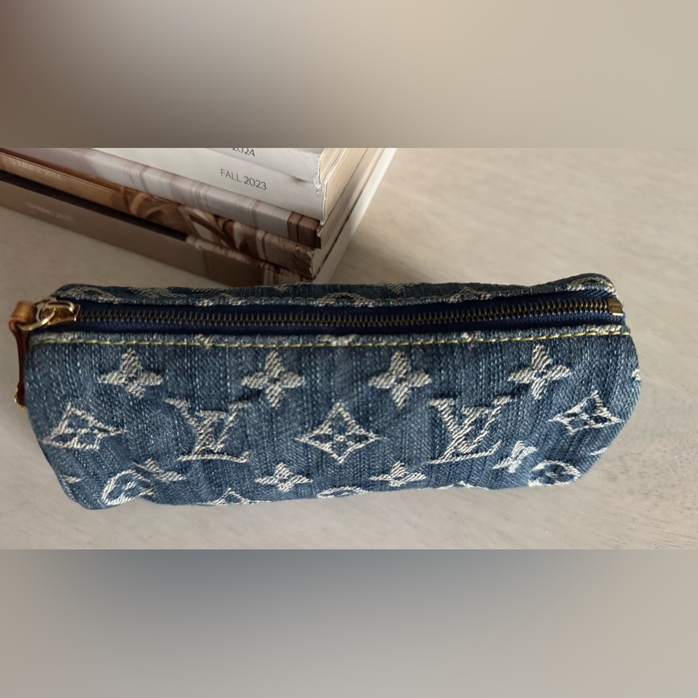 SOLD: Authentic Vintage 2006 Louis Vuitton Denim Monogram Pouch - Picture 3 of 11